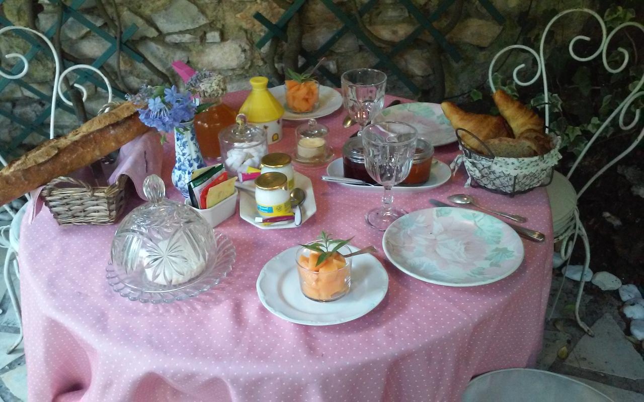 Le Clos D'Isabelle Bed & Breakfast Marsillargues ภายนอก รูปภาพ